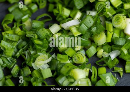 cipolle verdi fresche e aneto durante la cottura, con spezie di aneto e cipolla in cottura Foto Stock