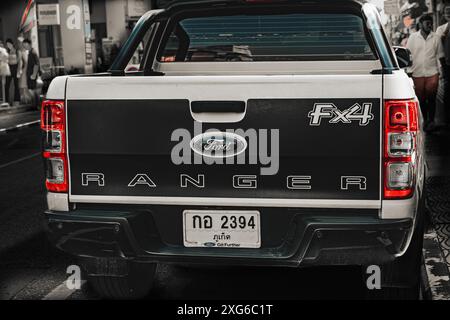 Nuovo camion Ford Ranger FX4 parcheggiato sulla strada laterale. Strada o sterrato. La Ford Ranger FX4. Pick up truck. Thailandia Phuket. Giugno 26,2024 Foto Stock