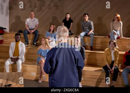 Vista posteriore della relatrice motivazionale femminile di successo, parlare di felicità, sé, successo, Empovement, efficienza, salute e come essere più produttivi Foto Stock