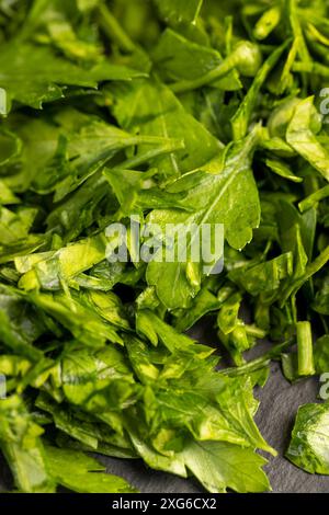 cipolle verdi fresche e aneto durante la cottura, con spezie di aneto e cipolla in cottura Foto Stock