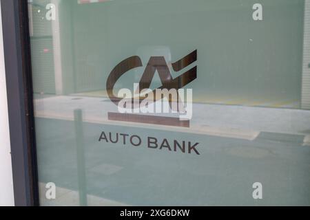 Bordeaux , Francia - 07 06 2024 : CA auto Bank Credit agricole marchio ufficio logo e testo su parete agenzia di facciata della banca francese Foto Stock