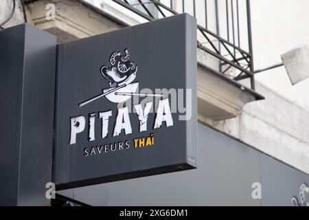 Bordeaux , Francia - 06 11 2024 : catena del marchio pitaya e cartello di testo sulla facciata per il fast food del ristorante asiatico thailandese di Street food Foto Stock