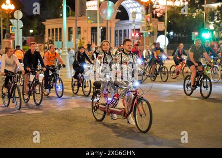 Mosca, Russia. 6 luglio 2024. Le persone prendono parte a un festival serale della bicicletta a Mosca, in Russia, il 6 luglio 2024. Migliaia di persone hanno preso parte al giro in bicicletta attraverso le strade centrali di Mosca durante il festival. Crediti: Alexander Zemlianichenko Jr/Xinhua/Alamy Live News Foto Stock