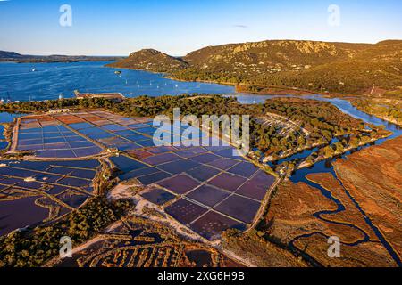 FRANCIA. CORSE-DU-SUD (2A) GOLFO DI PORTO-VECCHIO, VISTA AEREA DELLE PALUDI SALINE Foto Stock