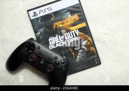 KIEV, UCRAINA - 26 GIUGNO 2024 Call of Duty Black Ops 6 PS5 videogioco Disc box per console di gioco. Primo piano su un disco di videogiochi molto popolare Foto Stock