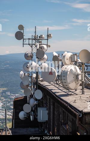 Antenne di trasmissione della torre Jested sulla cima del monte Jested, famosa attrazione turistica e torre di trasmissione televisiva vicino alla città di Liberec in Czec Foto Stock