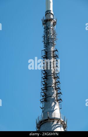 Dettaglio architettonico della torre Jested sulla cima del monte Jested, famosa attrazione turistica e torre di trasmissione televisiva vicino alla città di Liberec in ceco Foto Stock