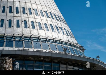 Dettaglio architettonico della torre Jested sulla cima del monte Jested, famosa attrazione turistica e torre di trasmissione televisiva vicino alla città di Liberec in ceco Foto Stock