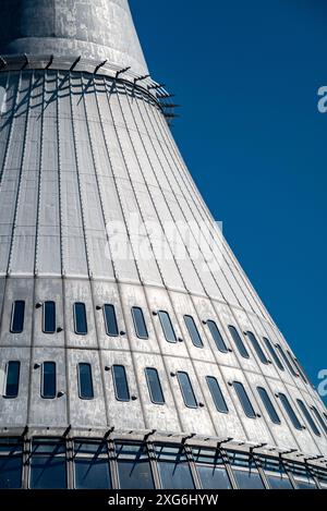 Dettaglio architettonico della torre Jested sulla cima del monte Jested, famosa attrazione turistica e torre di trasmissione televisiva vicino alla città di Liberec in ceco Foto Stock