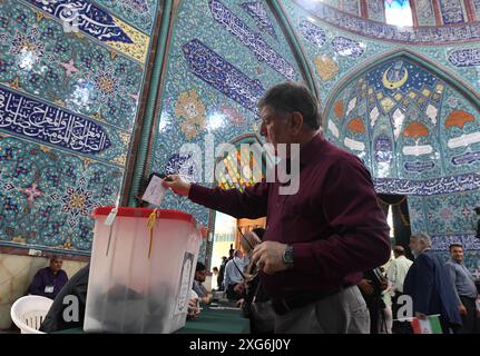 Teheran, Iran. 5 luglio 2024. Un votante lancia il suo voto in un seggio elettorale a Teheran, Iran, 5 luglio 2024. Masoud Pezeshkian, ex ministro della salute iraniano, ha vinto le 14 elezioni presidenziali del paese, il portavoce del quartier generale delle elezioni iraniane Mohsen Eslami ha annunciato sabato. Eslami ha fatto l'annuncio mentre rivelava i risultati del deflusso tenutosi venerdì tra il riformista Pezeshkian e il preside Saeed Jalili, ex capo negoziatore iraniano nei colloqui nucleari con le potenze mondiali. Crediti: Shadati/Xinhua/Alamy Live News Foto Stock