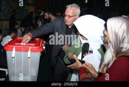 Teheran, Iran. 5 luglio 2024. Un votante lancia il suo voto in un seggio elettorale a Teheran, Iran, 5 luglio 2024. Masoud Pezeshkian, ex ministro della salute iraniano, ha vinto le 14 elezioni presidenziali del paese, il portavoce del quartier generale delle elezioni iraniane Mohsen Eslami ha annunciato sabato. Eslami ha fatto l'annuncio mentre rivelava i risultati del deflusso tenutosi venerdì tra il riformista Pezeshkian e il preside Saeed Jalili, ex capo negoziatore iraniano nei colloqui nucleari con le potenze mondiali. Crediti: Shadati/Xinhua/Alamy Live News Foto Stock