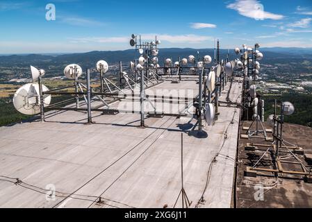 Antenne di trasmissione della torre Jested sulla cima del monte Jested, famosa attrazione turistica e torre di trasmissione televisiva vicino alla città di Liberec in Czec Foto Stock