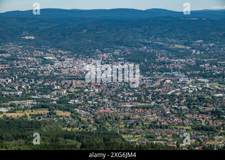 Vista aerea della città di Liberec nella repubblica Ceca dalla vetta del monte Jested e la famosa attrazione turistica della torre Jested Foto Stock