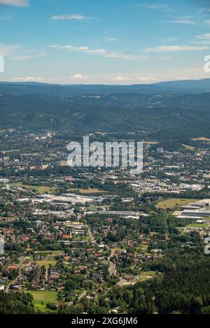 Vista aerea della città di Liberec nella repubblica Ceca dalla vetta del monte Jested e la famosa attrazione turistica della torre Jested Foto Stock