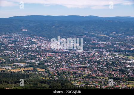 Vista aerea della città di Liberec nella repubblica Ceca dalla vetta del monte Jested e la famosa attrazione turistica della torre Jested Foto Stock