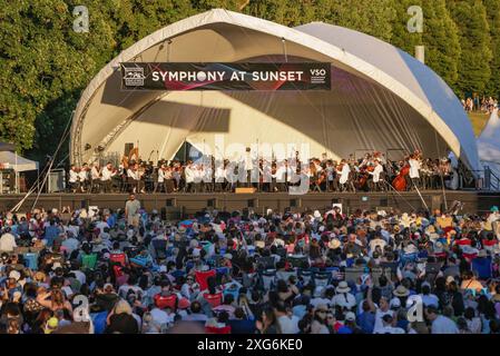 Vancouver, Canada. 6 luglio 2024. Gli ospiti potranno assistere a un concerto gratuito all'aperto della Vancouver Symphony Orchestra a Vancouver, British Columbia, Canada, 6 luglio 2024. Crediti: Liang Sen / Xinhua / Alamy Live News Foto Stock