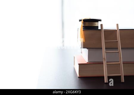 Laureato, diploma in economia globale, riflesso sul percorso accademico, iniziato come studente che studiava diligentemente al college, pronto a fare un impatto su Foto Stock