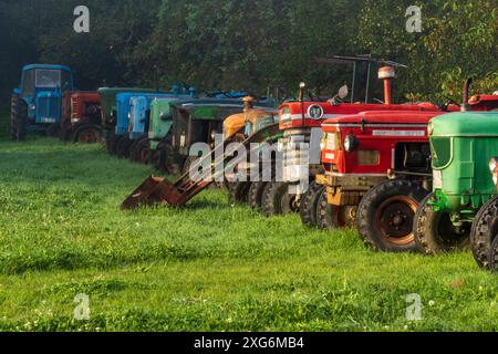 Vecchio trattore agricolo, Burguete, strada di Santiago, Navarra, Spagna. Foto Stock