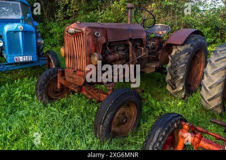 Vecchio trattore agricolo, Burguete, strada di Santiago, Navarra, Spagna. Foto Stock