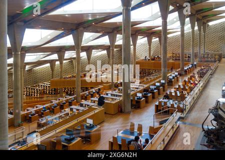Interni moderni di una sala lettura principale della Bibliotheca Alexandrina, una grande biblioteca e centro culturale di Alessandria, Egitto Foto Stock