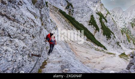 Salita a Kamnisko Sedlo, percorso attrezzato, alpi, Slovenia, Europa centrale,. Foto Stock