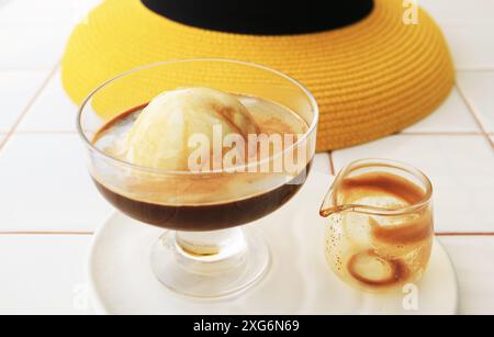 Primo piano dell'appetitoso affogato Bitter Sweet servito il giorno d'estate Foto Stock