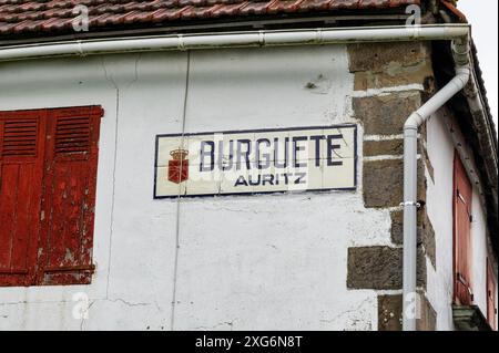 Burguete, Spagna - 17 maggio 2024: L'insegna del villaggio per Burguete Auritz in Spagna Foto Stock