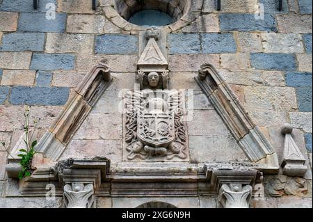 Burguete, Spagna - 17 maggio 2024: Le incisioni sopra la porta della chiesa di Iglesia de San Nicolás de Bari a Burgguete. Foto Stock