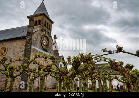 Burguete, Spagna - 17 maggio 2024: La chiesa di Iglesia de San Nicolás de Bari a Burgguete. Foto Stock