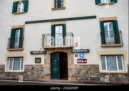 Burguete, Spagna - 17 maggio 2024: La facciata del Bvrgvete Hostel a Burgguete. Foto Stock