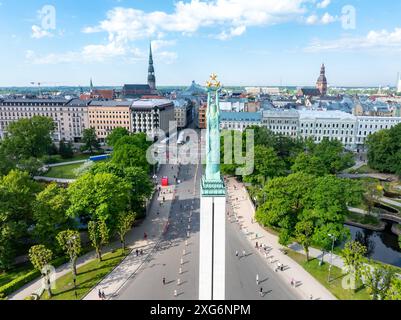 Veduta aerea del Monumento alla libertà e del Parco circostante a riga, Lettonia Foto Stock