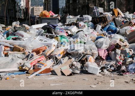 spazzatura indifferenziata sotto il sole nelle discariche municipali in estate, concetto di inquinamento Foto Stock