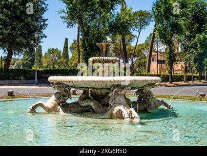 Fontana in marmo dei cavalli di mare commissionata da Marcantonio IV Borghese, in Villa Borghese un giardino paesaggistico e parco pubblico a Roma, Italia Foto Stock