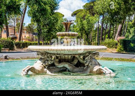 Fontana in marmo dei cavalli di mare commissionata da Marcantonio IV Borghese, in Villa Borghese un giardino paesaggistico e parco pubblico a Roma, Italia Foto Stock