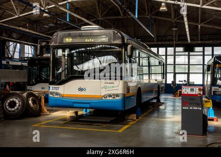 OSTRAVA, REPUBBLICA CECA - 9 SETTEMBRE 2017: Filobus Solaris Trollino 12AC riparato nei garage DPO di Ostrava durante i giorni di apertura pubblica Foto Stock