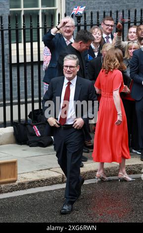 Il leader del lavoro e il primo ministro entrante Sir Keir Starmer e Victoria Starmer salutano i sostenitori quando arrivano al 10 di Downing Street a Londra. Foto Stock