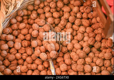 Noci in una borsa in un mercato di verdure locale a Cipro Foto Stock