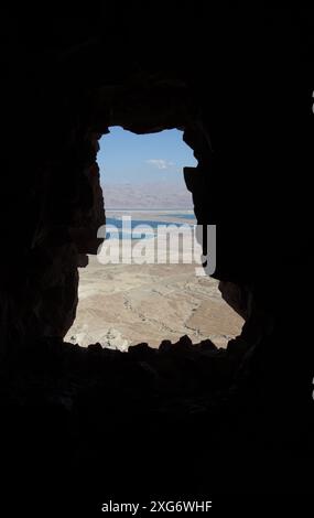 Il Mar morto e la Rift Valley visti attraverso la finestra rotta nella Residenza del Comandante delle guardie, costruita dal re Erode il grande Foto Stock