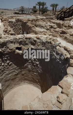 Big Cistern a Qumran dove sono stati trovati rotoli del Mar morto, riempiti dalla pioggia, inondazioni d'acqua condotte dal deserto della Giudea da un acquedotto, anche Mikveh & Houses Foto Stock