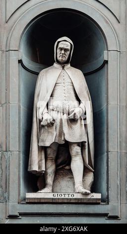 FIRENZE, ITALIA - 30 maggio 2023: Statua di Giotto nelle nicchie del colonnato della Galleria degli Uffizi, Firenze, Italia. Foto Stock
