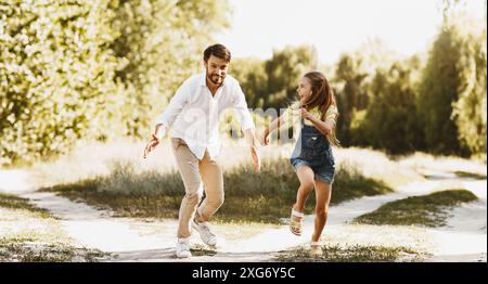 Ragazza che corre dal padre di trascorrere del tempo in campagna Foto Stock