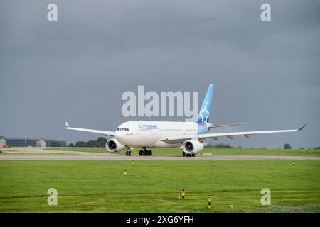 Air Transat Airbus A330 è pronto per il decollo sulla pista 2 all'aeroporto di Manchester Foto Stock