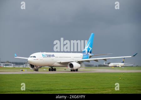 Air Transat Airbus A330 è pronto per il decollo sulla pista 2 all'aeroporto di Manchester Foto Stock
