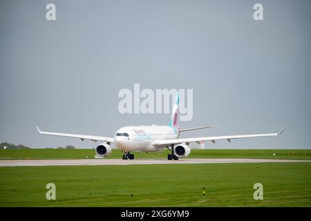 Eurowings Airbus A320 all'aeroporto di Manchester Foto Stock