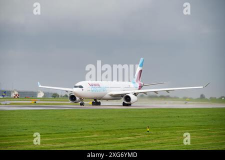 Eurowings Airbus A320 all'aeroporto di Manchester Foto Stock