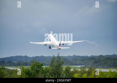 Eurowings Airbus A320 all'aeroporto di Manchester Foto Stock