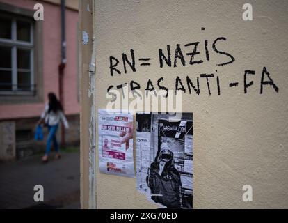 06 luglio 2024, Francia, Straßburg: 'RN = nazisti' e 'Strasanti - fa' sono scritti su un muro a Strasburgo. Domenica, la Francia voterà finalmente sulla nuova composizione della camera parlamentare dopo che il Presidente Emmanuel Macron ha sciolto l'Assemblea nazionale qualche settimana fa. Foto: Hannes P. Albert/dpa Foto Stock