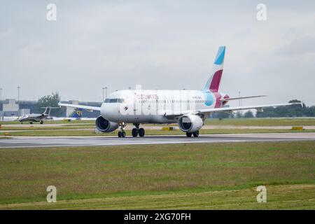 Eurowings Airbus A320 all'aeroporto di Manchester Foto Stock