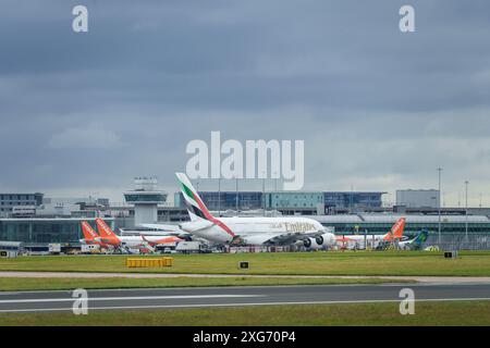 Un A380 è un Airbus A320 al Terminal 2 di Manchester Foto Stock