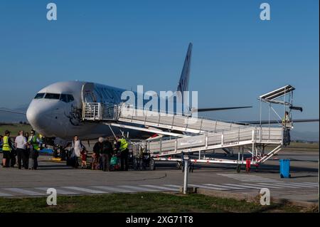 Un Virgin Australia B737 è collegato a una rampa speciale a beneficio degli utenti in sedia a rotelle e di altri passeggeri presso l'aeroporto regionale di Launceston. La A. Foto Stock